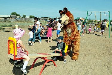 В Каменноозерном появился новый детский городок